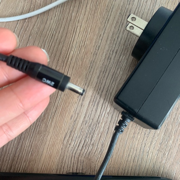 Anker Dual Fast Wireless Charger in Black - Picture 6 of 11